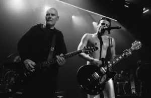 YUNGBLUD y Billy Corgan comparten una versión en directo de «Zombie» grabada en el Riviera Theatre